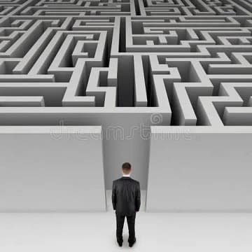 businessman-front-huge-maze-28362237 Travmatik toplum ve hafıza çarpıklığı