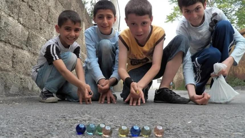 korebe-saklambac-istop-sokak-oyunlarini-bilmiyorlar-wqxk Sokaklarımızda Özgürce Koşup Oyun Oynayan Çocuklar!