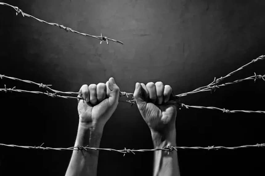 depositphotos_38863775-stock-photo-hand-behind-barbed-wire “Son Doğal İnsan” ya da İnsanlığın Son Acıları